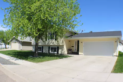 1814 14th Ave W, Williston, ND 58801 photo 2