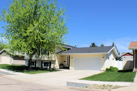 1814 14th Ave W, Williston, ND 58801 photo 1