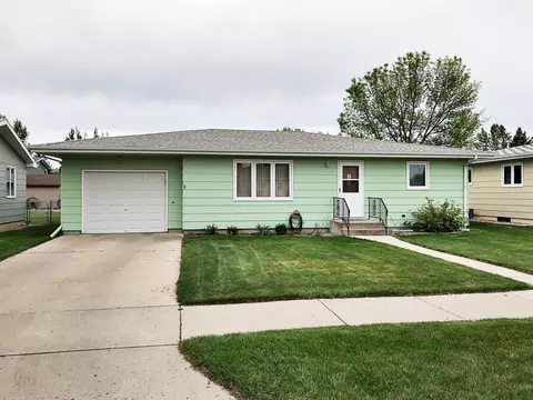 312 20th St E, Williston, ND 58801 photo 2