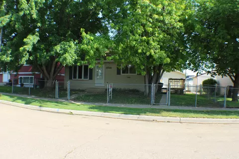 1816 28th St W, Williston, ND 58801 photo 2