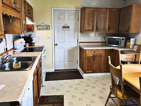 1718 Hillside Ct, Williston, ND 58801 photo 5