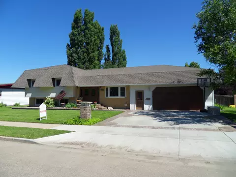 337 Rose Ln, Williston, ND 58801 photo 1