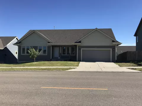 3303 32nd St W, Williston, ND 58801 photo 2