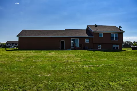 5485 Sweet Clover Ln, Williston, ND 58801 photo 2