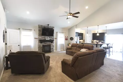 2014 25th St W, Williston, ND 58801 photo 4