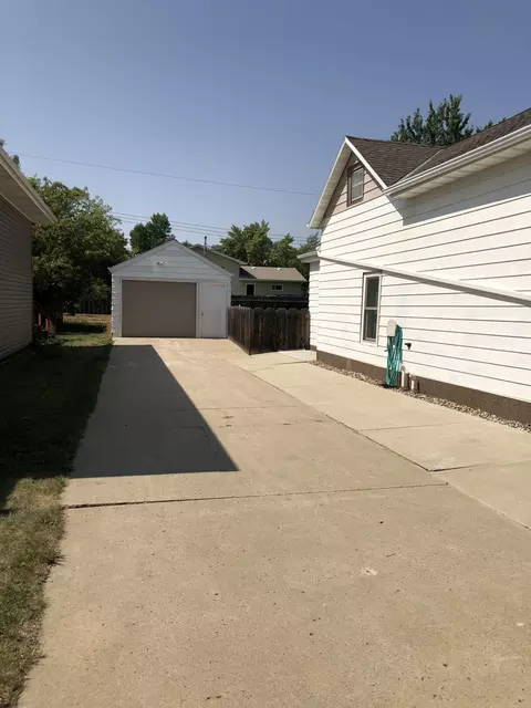 2311 7th Ave E, Williston, ND 58801 photo 2