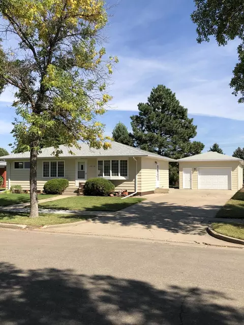 2010 2nd Ave E, Williston, ND 58801 photo 1