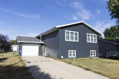 2301 9th Ave E, Williston, ND 58801 photo 1