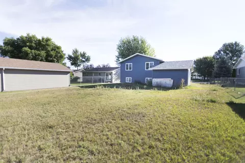 2301 9th Ave E, Williston, ND 58801 photo 2