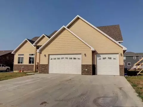 2101 16th Ct W, Williston, ND 58801 photo 2