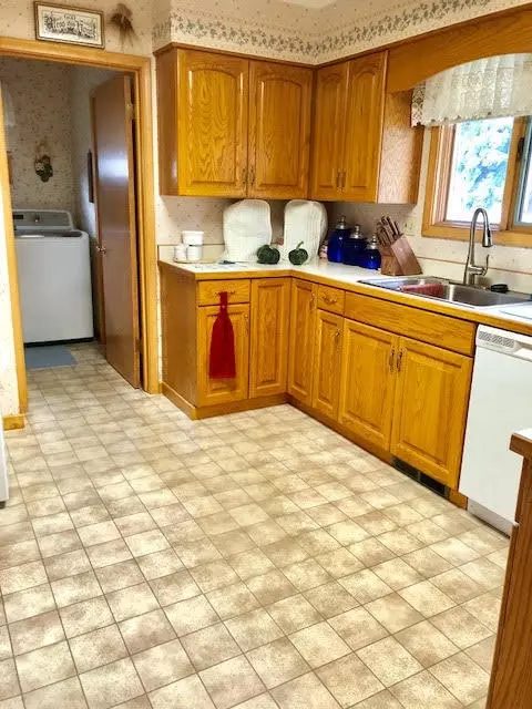 1313 E Hillcourt, Williston, ND 58801 photo 7