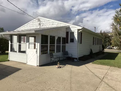 1003 11th St W, Williston, ND 58801 photo 2