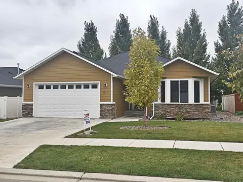 2013 23rd St W, Williston, ND 58801 photo 2