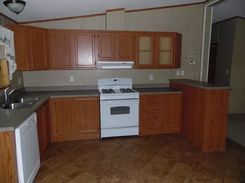 812 35th St E, Williston, ND 58801 photo 4