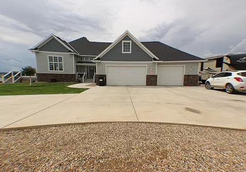 13405 Kingsview Ln, Williston, ND 58801 photo 2