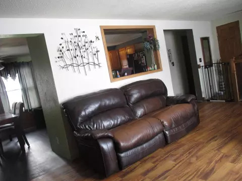 405 10th St W, Williston, ND 58801 photo 3