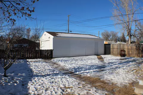 819 13th Ave W, Williston, ND 58801 photo 3