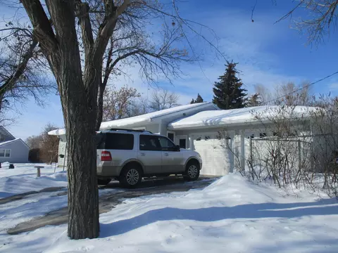 102 Robinson St, Grenora, ND 58845 photo 2