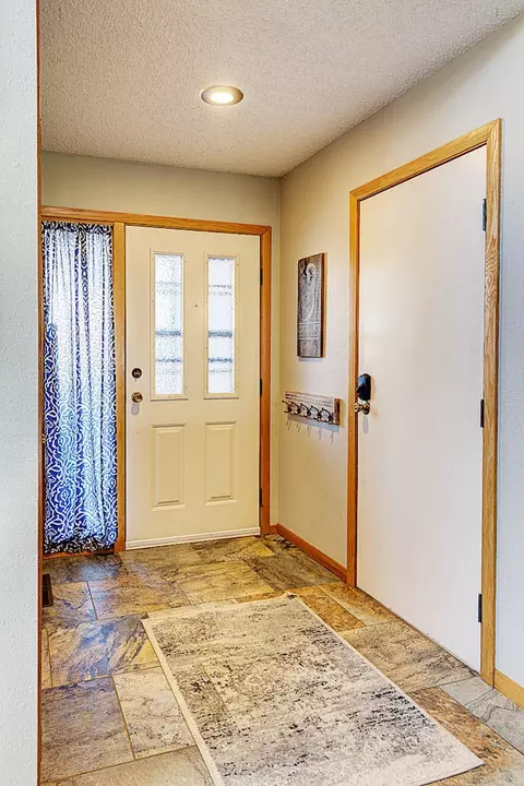 1614 Bison Dr, Williston, ND 58801 photo 2