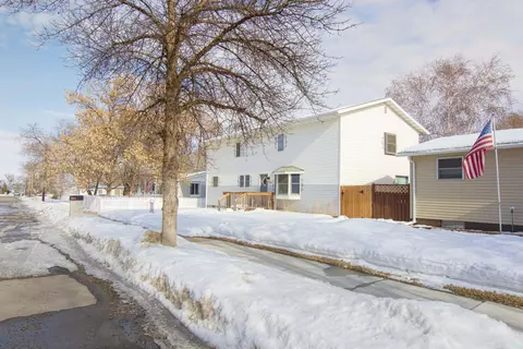 1932 9th Ave W, Williston, ND 58801 photo 2