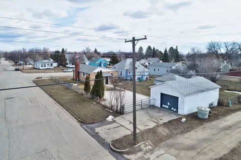 823 8th Ave W, Williston, ND 58801 photo 2