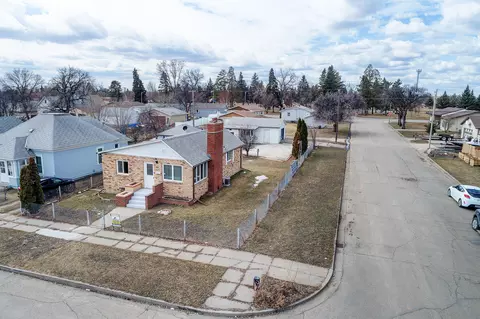 823 8th Ave W, Williston, ND 58801 photo 1