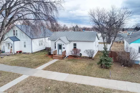 718 7th Ave W, Williston, ND 58801 photo 1