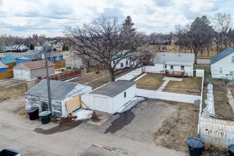 718 7th Ave W, Williston, ND 58801 photo 2