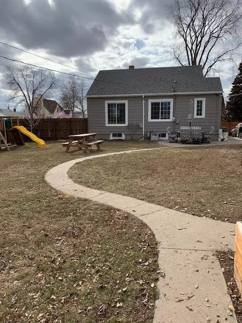 804 3rd Ave E, Williston, ND 58801 photo 2