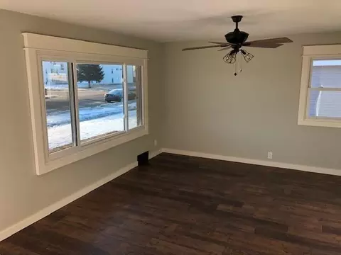 1519 9th Ave W, Williston, ND 58801 photo 2