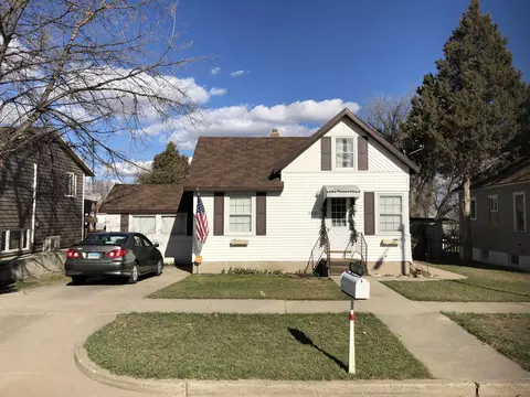 712 9th Ave W, Williston, ND 58801 photo 1