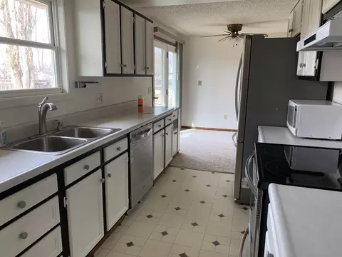 422 22nd St E, Williston, ND 58801 photo 6
