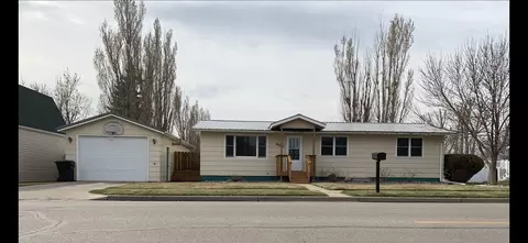 422 22nd St E, Williston, ND 58801 photo 2