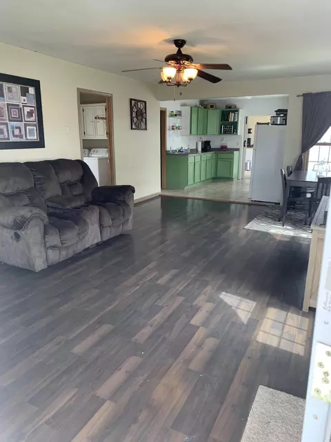 418 Washington Ave, Williston, ND 58801 photo 3