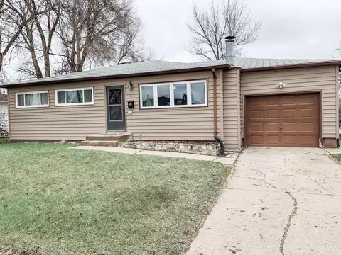 626 17th Ave W, Williston, ND 58801 photo 2