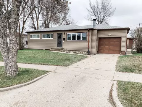 626 17th Ave W, Williston, ND 58801 photo 1