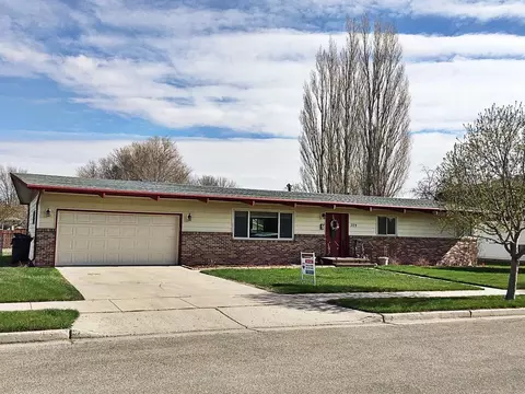 329 Rose Ln, Williston, ND 58801 photo 1