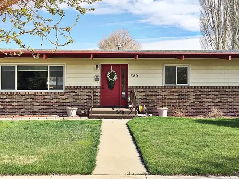 329 Rose Ln, Williston, ND 58801 photo 2