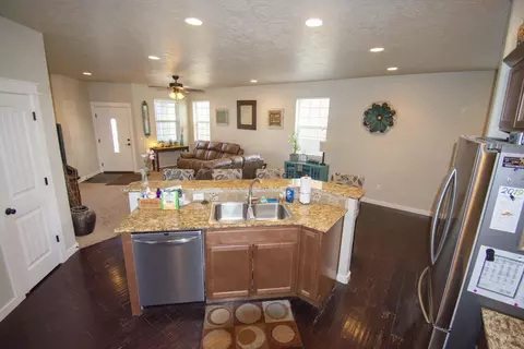 2101 18th Ave W, Williston, ND 58801 photo 8