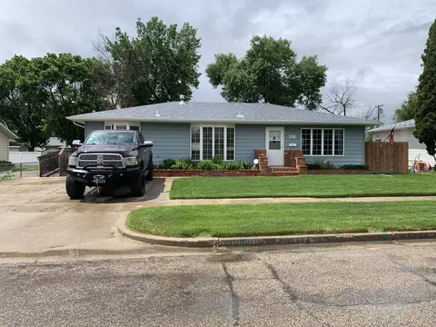 421 13th Ave W, Williston, ND 58801 photo 1
