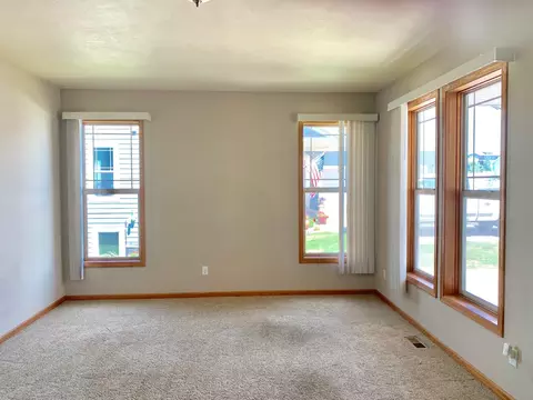 3033 Long Branch Ave, Williston, ND 58801 photo 2