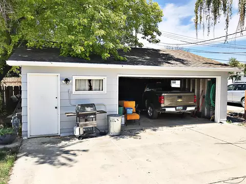 1219 7th Ave W, Williston, ND 58801 photo 2