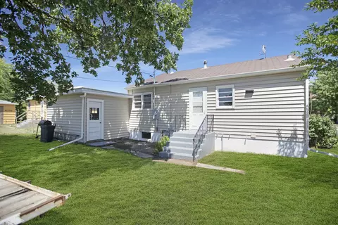 511 W Highland Dr, Williston, ND 58801 photo 2