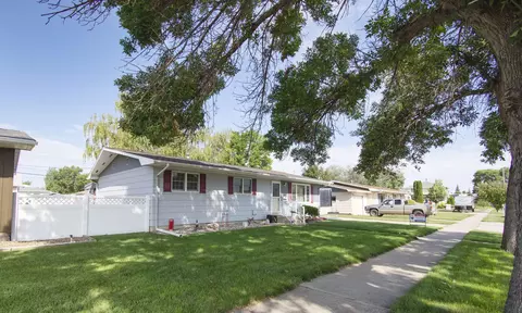 1413 6th Ave W, Williston, ND 58801 photo 3