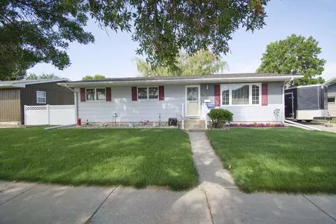 1413 6th Ave W, Williston, ND 58801 photo 2