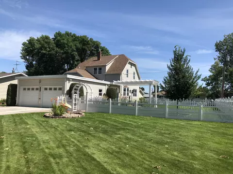 408 14th Ave W, Williston, ND 58801 photo 1