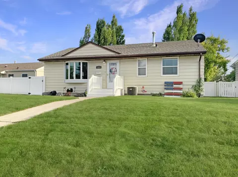 1019 15th St W, Williston, ND 58801 photo 1