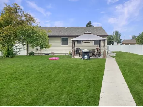 1019 15th St W, Williston, ND 58801 photo 3