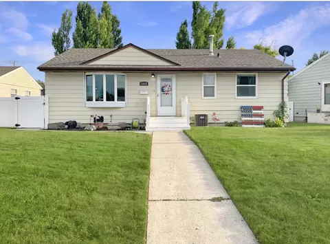 1019 15th St W, Williston, ND 58801 photo 2