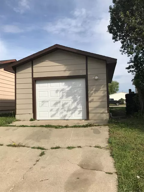 1809 31st St W, Williston, ND 58801 photo 4